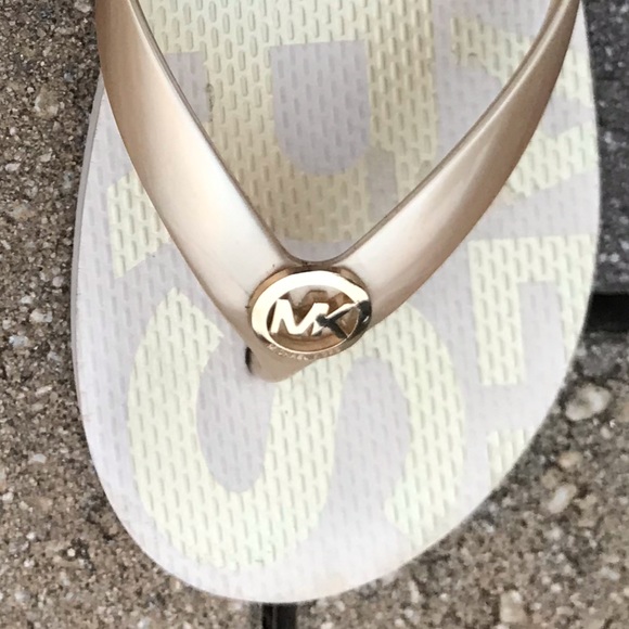 MK - Michael Kors - Gold Slippers Size 7 + 🎁 FREE GIFTS 🎁 - Picture 9 of 10